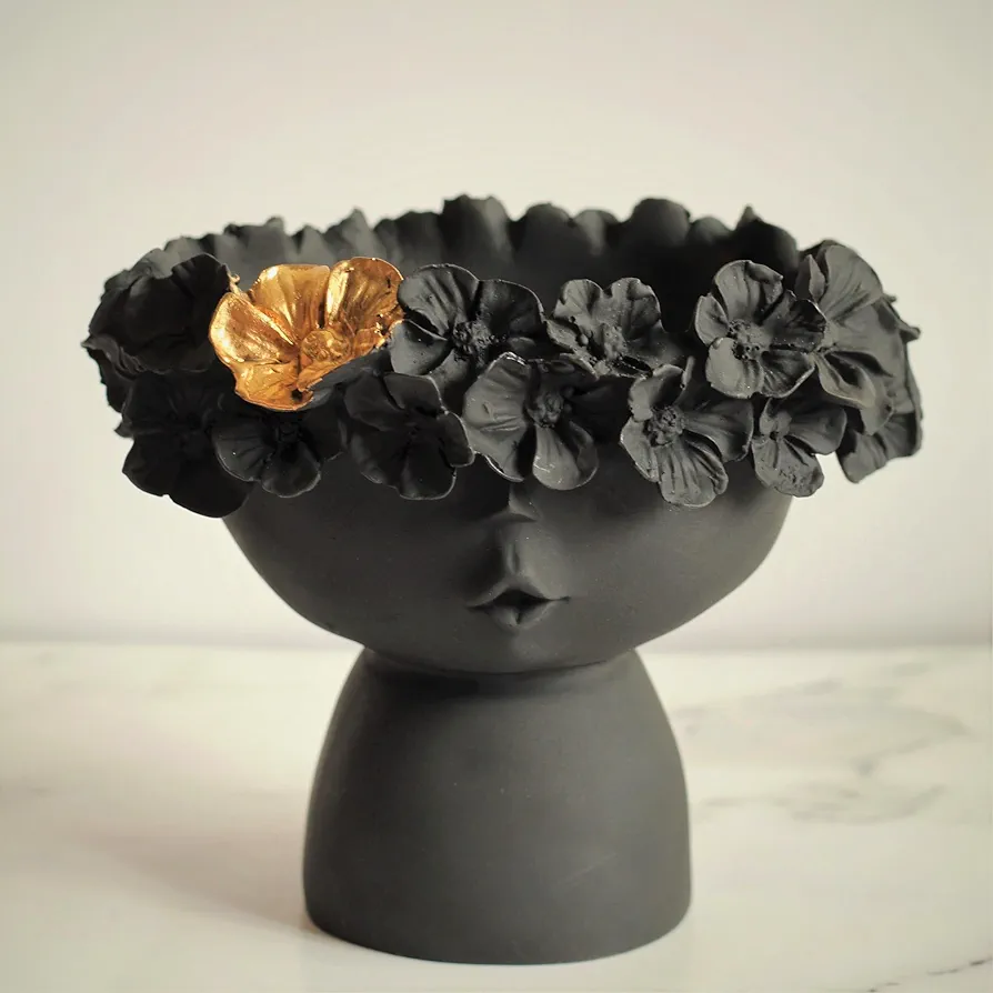 Face queen cute resin statue